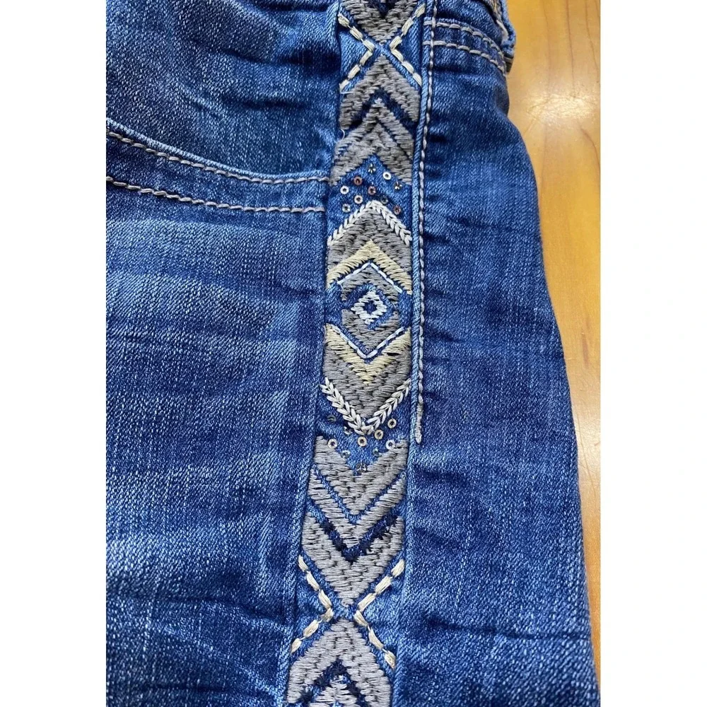 Maurices Embroidered Side Seam Denim‎ Shorts Dark Wash Cut Off Hem Size 11/12